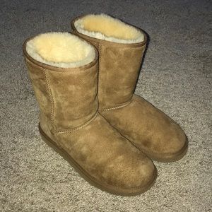 Classic Short UGG Chestnut Boots Women’s Size 9